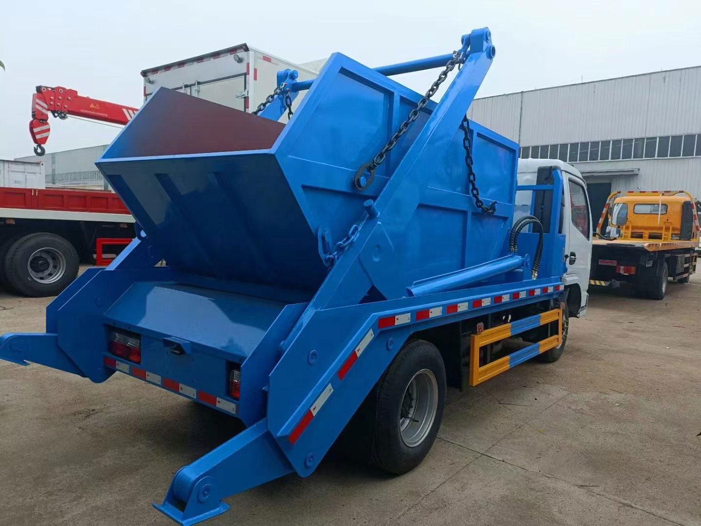 Camion à ordures de type à raccrocher côté bras oscillant pour le nettoyage