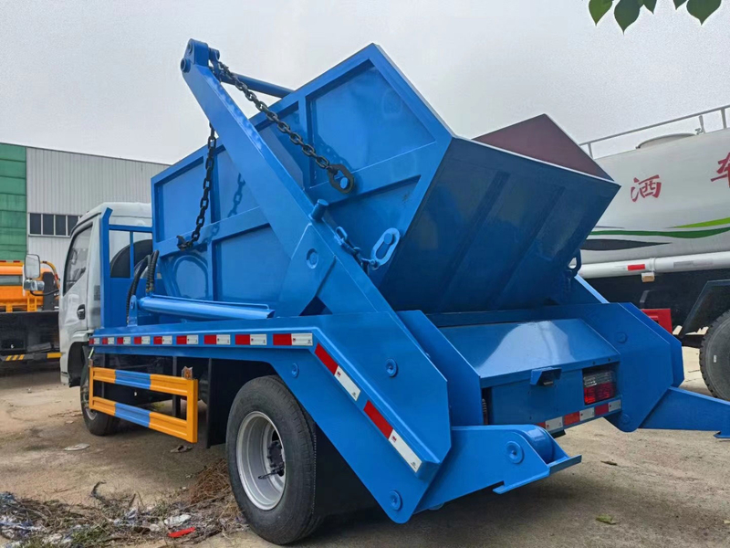 Camion à ordures de type à raccrocher côté bras oscillant pour le nettoyage