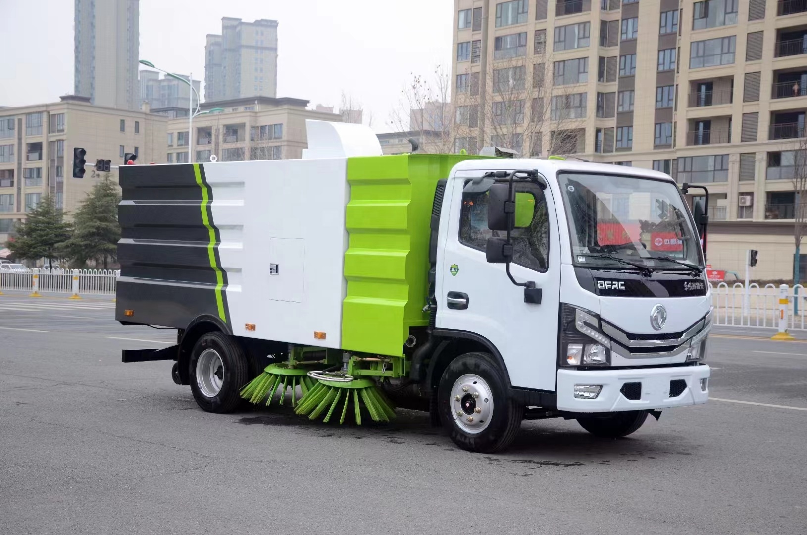 Camion balayeuse urbaine pour la propreté