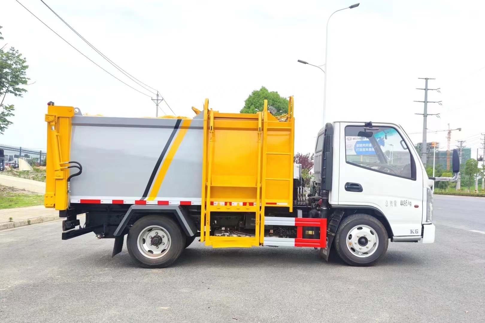 Camion poubelle à benne basculante de type à raccrocher latéralement pour le transport