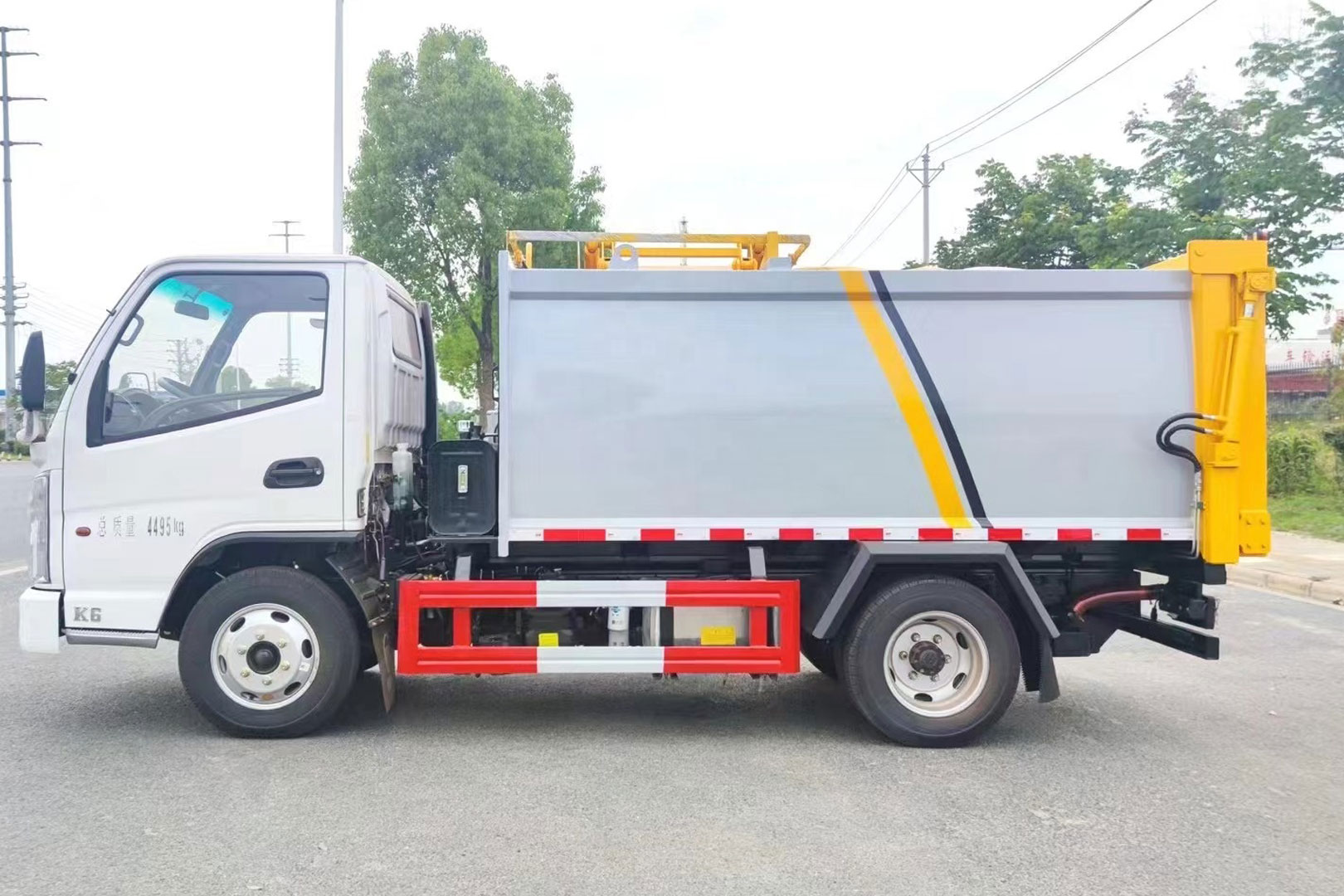 Camion poubelle à benne basculante de type à raccrocher latéralement pour le transport