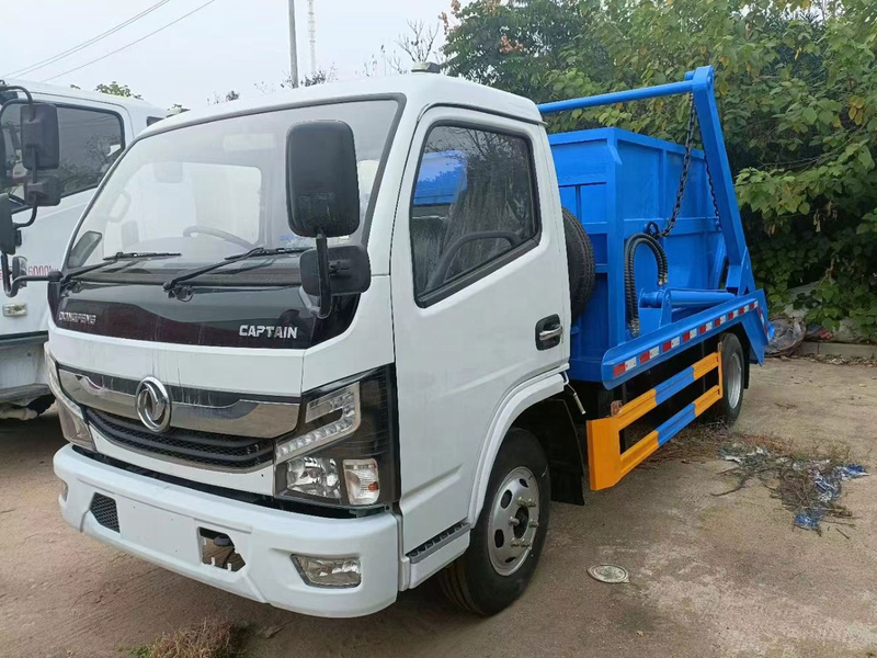 Camion à ordures de type à raccrocher côté bras oscillant pour le nettoyage